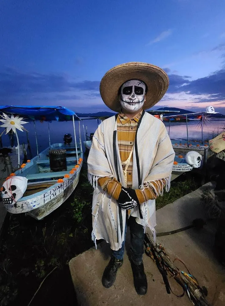 Catrín en el embarcadero durante Día de Muertos